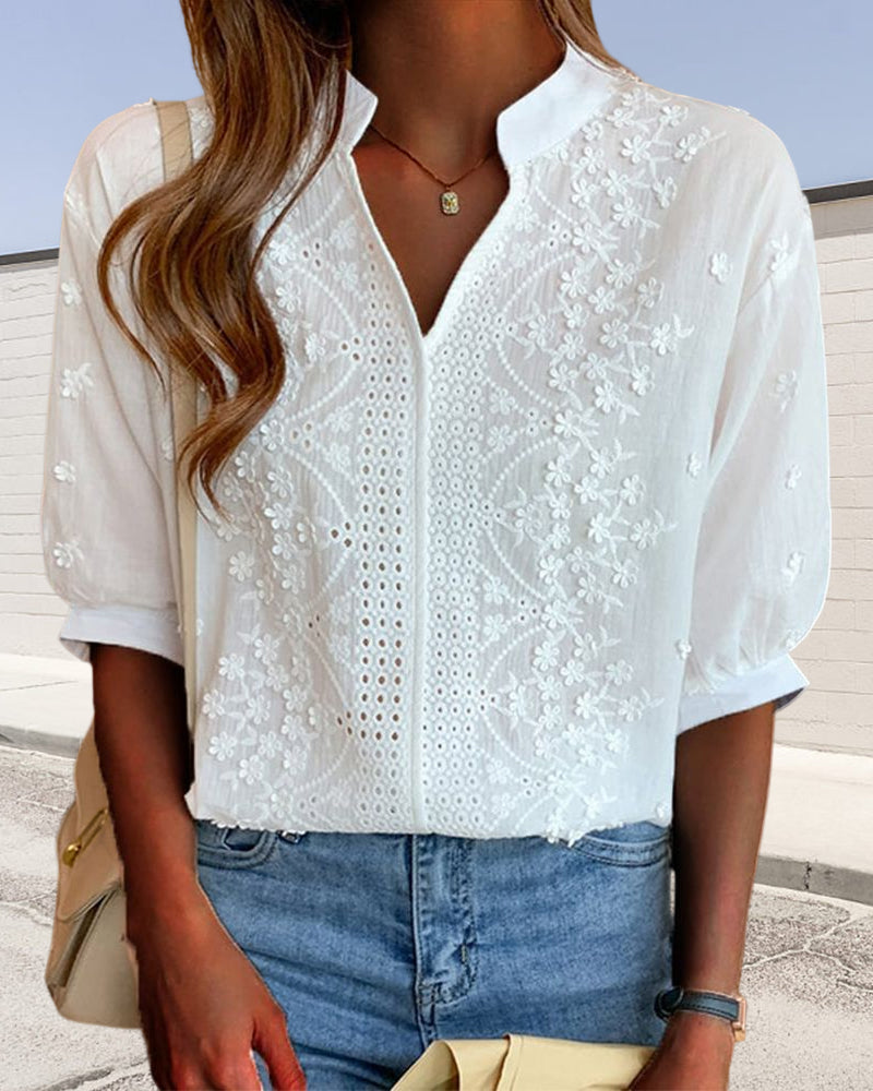 Liv – Brodert Bluse med Splittkrage